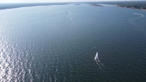 Velero-Navegando-En-Agua-De-Mar-Por-La-Costa-En-Massachusetts