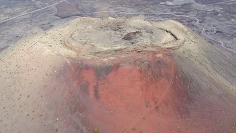 Luftaufnahmen-Von-Einem-Riesigen-Roten-Vulkan-Und-Einer-Einsamen-Straße-Auf-Den-Kanarischen-Inseln,-Spanien