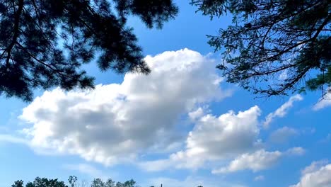 Time-lapse-of-clouds-moving-on-a-sunny-day