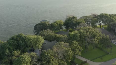 Pull-up-from-a-lakefront-neighborhood-above-to-the-lake