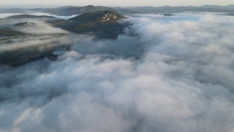 Durch-Unheimlichen-Nebel-Fliegen,-Um-Eine-Brücke-über-Wasser-Freizulegen