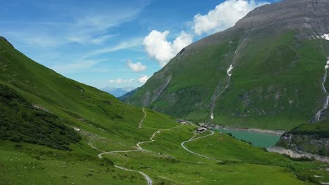 Un-Hermoso-Valle-Verde-En-Los-Alpes-De-Austria-Llamado-Mooserboden