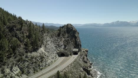Tiro-De-Dron-Que-Da-Vueltas-Alrededor-De-La-Roca-De-La-Cueva-En-El-Lado-Nevada-Del-Lago-Tahoe