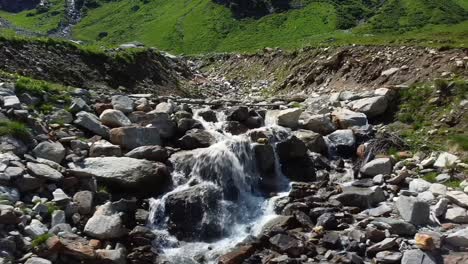 Tiefflug-Seitwärts-über-Einen-Wasserstrom-In-Österreich-Mit-Vielen-Steinen