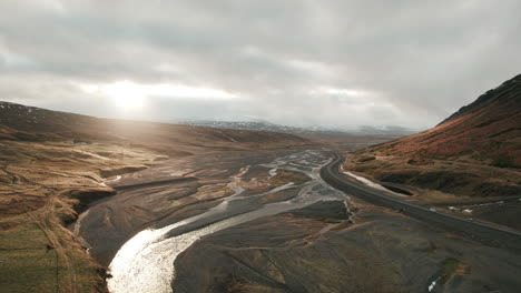 Los-Rayos-De-Sol-A-Través-De-Las-Nubes-Oscuras-Iluminan-El-Hermoso-Valle-Del-Río-Islandia