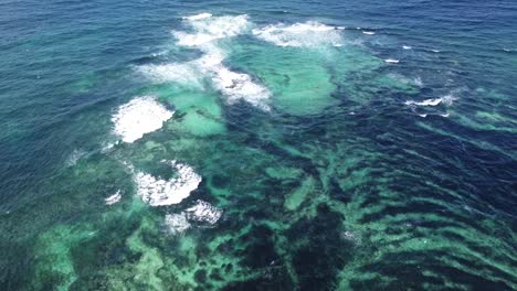 Drohnenaufnahmen-Der-Wellen-Und-Des-Korallenriffs-Auf-Der-Insel-Lanzarote,-Spanien