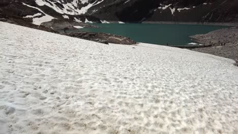 Revelar-La-Foto-De-Un-Hermoso-Lago-Azul-Con-Nieve-Y-Hielo-En-Los-Alpes-Austriacos,-Uttendorf-Weissee