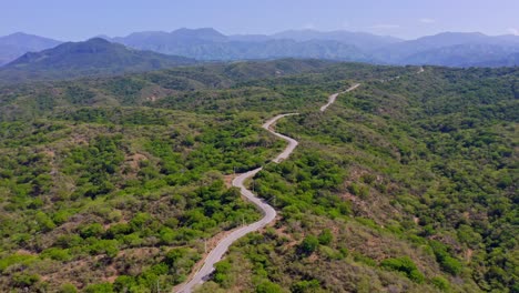 Carretera-Rural-Que-Serpentea-A-Través-Del-Paisaje-Prístino-De-San-Juan-De-La-Maguana,-República-Dominicana