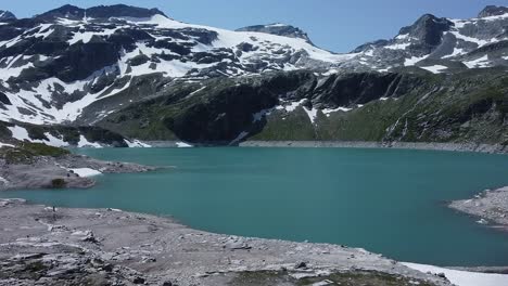 Un-Hermoso-Lago-Azul-Con-Nieve-Y-Hielo-En-Los-Alpes-Austríacos,-Uttendorf-Weissee