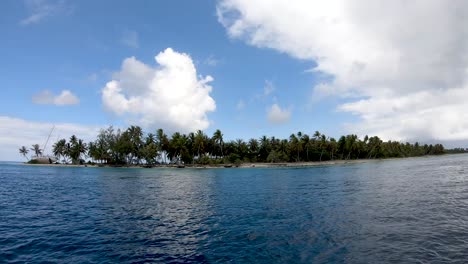Bootsfahrt,-Bootsfahrten-An-Einer-Tropischen-Insel-Mit-Einem-Havarierten-Segelboot-Und-Kokospalmen-Am-Strand