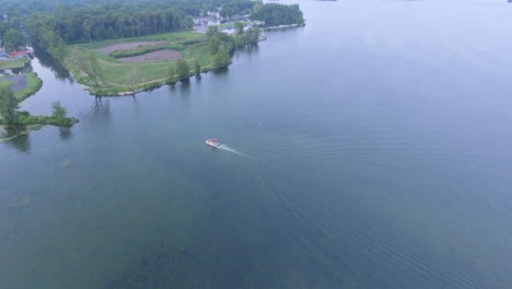 Drone-shot-of-boat-heading-into-canal-to-dock-on-Indian-Lake-in-Ohio