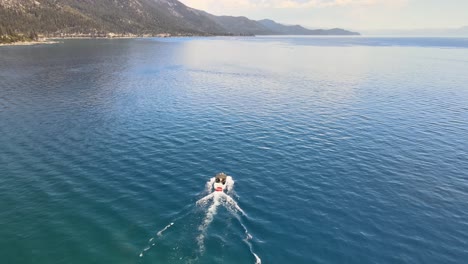 Drohne-Nach-Boot-Auf-Den-Gewässern-Der-Nordküste-Von-Lake-Tahoe-In-Der-Nähe-Von-Incline-Village