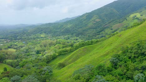 Luftaufnahme,-Die-Schöne-Wachsende-Und-Blühende-Landschaft-Von-Los-Mogotes-Auf-Der-Insel-Der-Dominikanischen-Republik-Zeigt