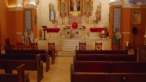 Holzbänke-In-Der-Katholischen-Kirche-Iglesia-De-Santa-Barbara-In-Santo-Domingo,-Dominikanische-Republik