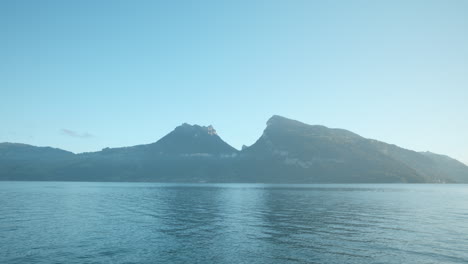 Vista-Panorámica-Del-Lago-Con-Vistas-A-Las-Montañas-En-Faulensee-Suiza-En-El-Valle-De-La-Mañana
