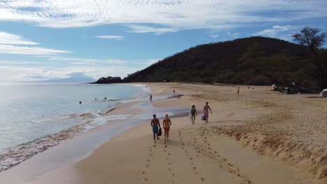 Seitliche-Bewegungsaufnahme-Des-Schönsten-Strandes-Von-Maui