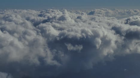 Oben-über-Den-Schönen-Flauschigen-Wolken
