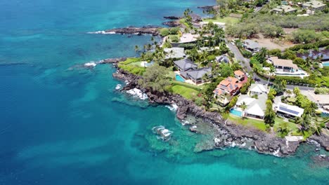 Überblick-über-Die-Küste-Von-Maui-Mit-Erstaunlichen-Häusern-Und-Klarem-Blauem-Wasser