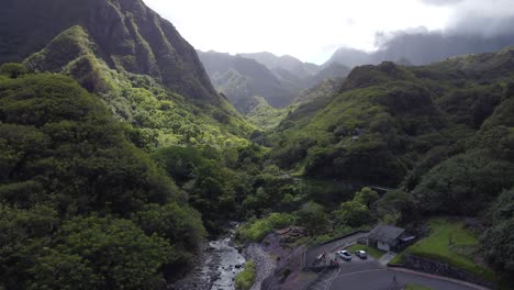 Parque-Natural-En-Maui-Con-Hermosas-Montañas-Y-Picos-En-El-Fondo