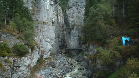 Famoso-Mirador-Turístico-De-Cuevas-De-Hielo-En-Los-Alpes-Frente-Al-Punto-De-Entrada-Del-Escalador-En-Grindelwald-Suiza,-Europa