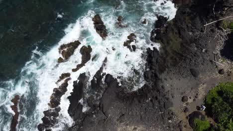 Zenitale-Aufnahme-Der-Küste-Eines-Schwarzen-Strandes-In-Hawaii