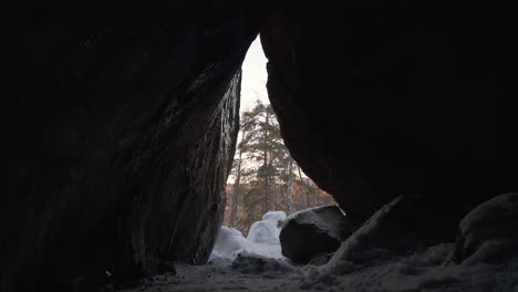 Dentro-De-Una-Pequeña-Cueva