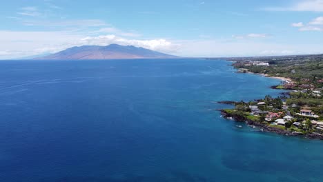 Drohnenaufnahme-Von-Maui-Mit-Insel-Im-Hintergrund
