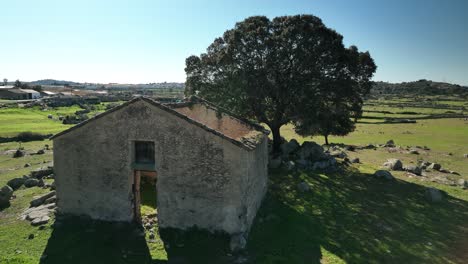Vista-Excepcional-De-Una-Casa-En-Ruinas-Con-Una-Histórica-Ciudad-Española-Detrás
