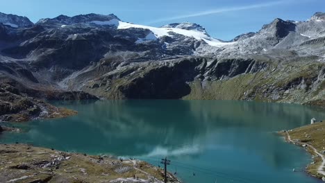 Blue-lake-surrounded-by-high-mountains-in-the-middle-of-the-Hohe-Tauern-National-Park,-the-Weißsee-Glacier-World,-Uttendorf,-Salzburg,-Austria