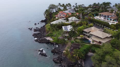 Paradiesischer-Ort-An-Der-Küste-Von-Maui-Mit-Erstaunlichen-Hintergrundansichten