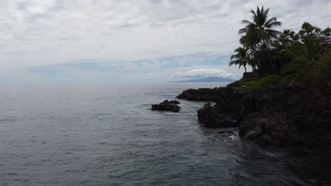 Cinematic-shot-of-Maui´s-coastline-and-it´s-surrounding-islands-in-the-background