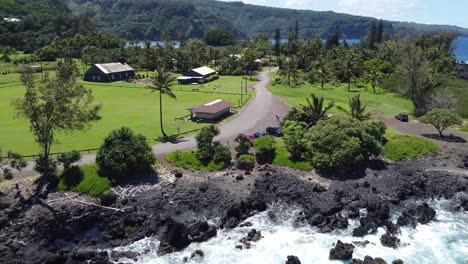 Einzigartige-Lage-An-Der-Küste-Von-Hawaii-Mit-Brechenden-Wellen