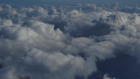Volando-Alto-Por-Encima-De-Las-Nubes-Hinchadas