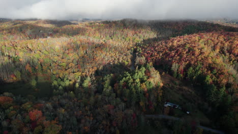 Kinoreife-Drohnenaufnahmen-Der-Herbstfarben-In-Den-Blue-Ridge-Mountains