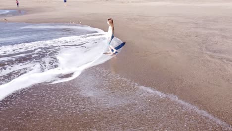 Schönes-Mädchen-Genießt-Warmes-Meerwasser-In-Seacliff-State-Beach,-Kalifornien
