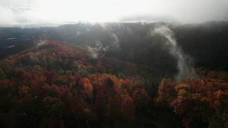 Filmische-Drohnenaufnahme-Der-Herbstfarben-Der-Berge-In-Den-Great-Smokey-Mountains-North-Carolina