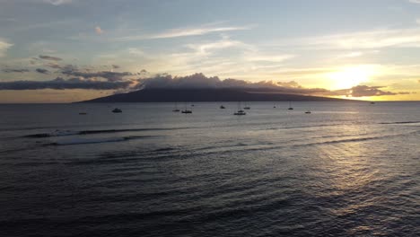 Wunderschöne-Filmische-Sonnenuntergangsaufnahme-Mit-Booten-Und-Hawaiianischen-Inseln-Im-Hintergrund