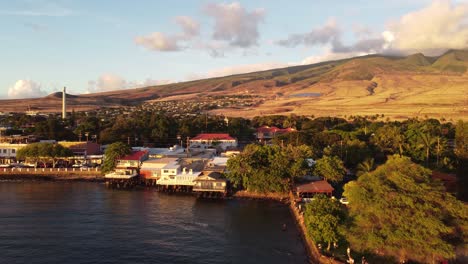 Drone-shot-of-scenery-at-the-coast-of-Maui,-boardwalk,-nature-and-residential-area