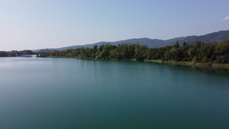 Panoramablick-über-Eine-Wunderschöne-Landschaft-Mit-Einem-Großen-Natürlichen-See,-Umgeben-Von-Bäumen-In-Den-Spanischen-Bergen