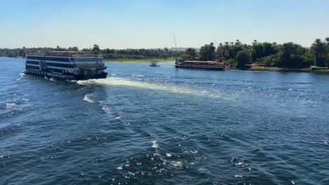Verschiedene-Schiffe,-Die-Durch-Nilufer-Segeln-Und-Touristen-In-ägypten-Befördern