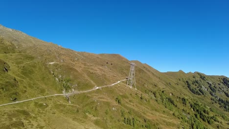 Vista-De-Montañas-Verdes-Y-Un-Cielo-Azul-Con-Un-Teleférico-Desde-Un-Teleférico,-Kitzsteinhorn-Kaprun-En-Austria