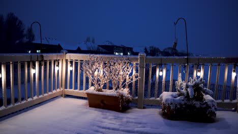 Kalte-Verschneite-Winternacht,-Wie-Sie-Von-Einem-Städtischen-Hinterhofdeck-Mit-Eingeschalteter-Verandabeleuchtung-Aus-Gesehen-Wird---Statische-Weitwinkelansicht