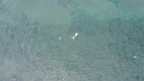 People-swimming-at-incredible-snorkeling-spot-in-Hawaii