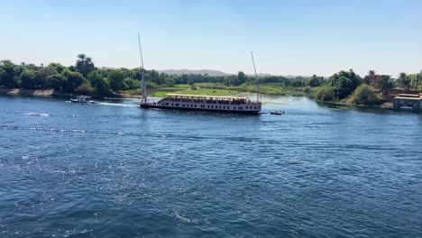 Gran-Barco-De-Estilo-Egipcio-Navegando-Por-Las-Aguas-Del-Río-Nilo-En-Egipto