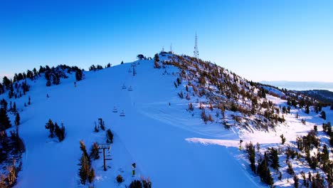 Sonniger-Nachmittag-Der-Luftaufnahme-über-Den-Schneebedeckten-Bergen-Kaliforniens-Im-Gebiet-Von-Lake-Tahoe