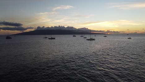 Filmischer-Sonnenuntergang-An-Der-Küste-Von-Maui-Mit-Insel-Im-Hintergrund