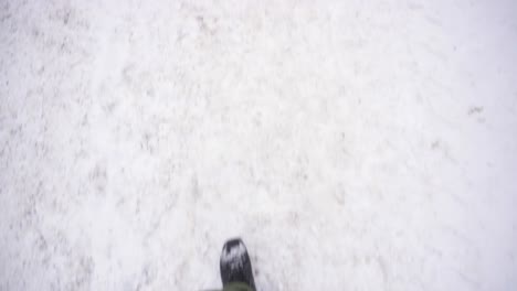 Beine-Gehen-Im-Winter-Auf-Schnee---Pov
