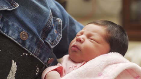 Statische-Aufnahme-Einer-Mutter,-Die-Ihr-Neugeborenes-Mädchen-Hält