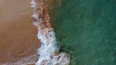 Cinematic-shot-of-water-crashing-into-coast-in-Hawaii