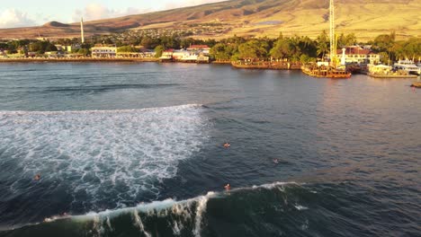 Surfistas-Montando-Olas-Al-Atardecer-En-Una-De-Las-Playas-De-Surf-De-Hawaii